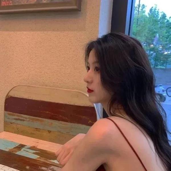 沙滩上的夏娃